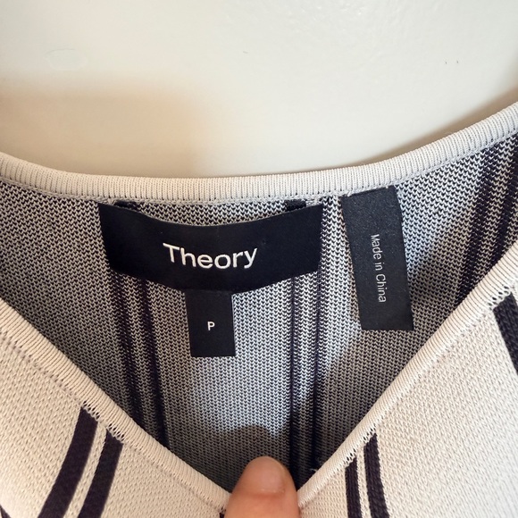 NWOT theory scoop top - size P / XS - Picture 4 of 5